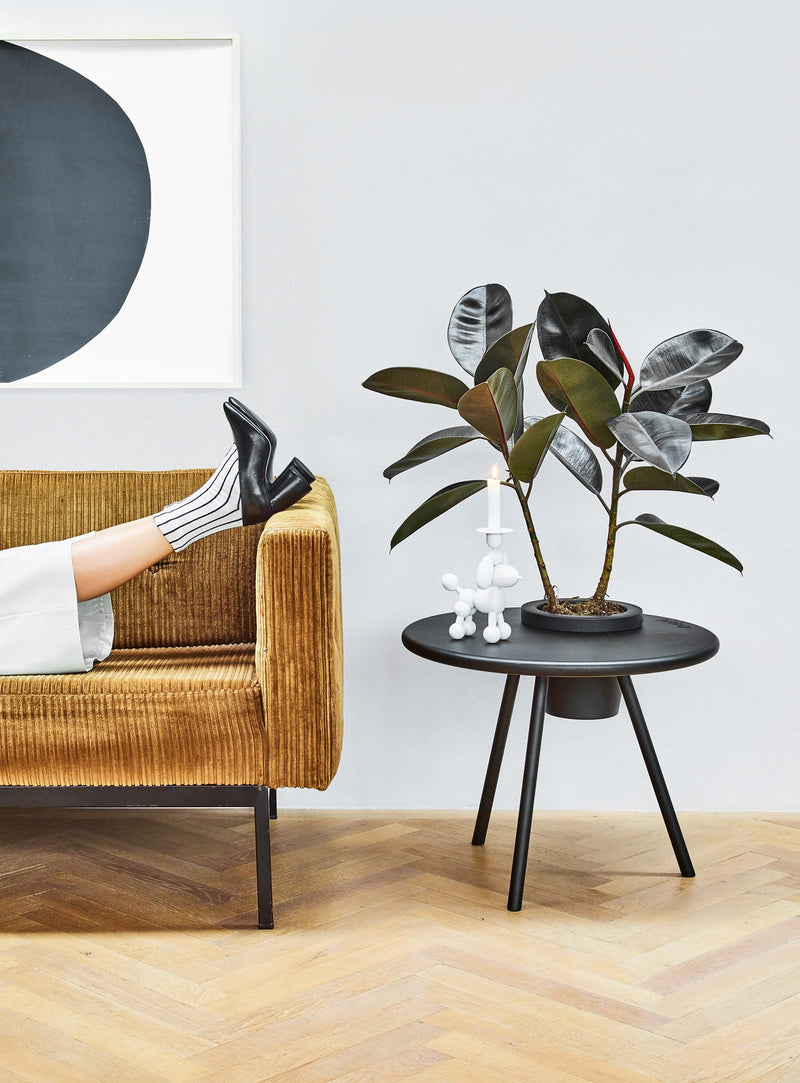 Bakkes par Fatboy : table et pot de plante en un, acier robuste et pot recyclé, adaptée aux intérieurs et extérieurs canadiens.