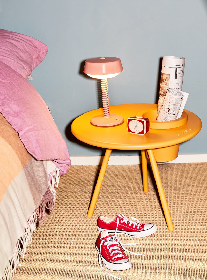 Table Bakkes avec jardinière Fatboy : une fusion design-fonctionnalité, stable et élégante pour tous les espaces canadiens.