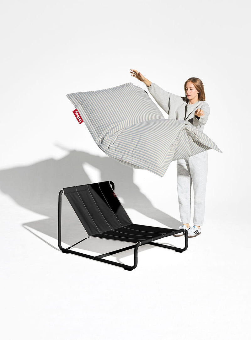 Transformez votre bean bag Original ou Slim en fauteuil lounge au design affirmé grâce au Beanbase, léger et facile à assembler.