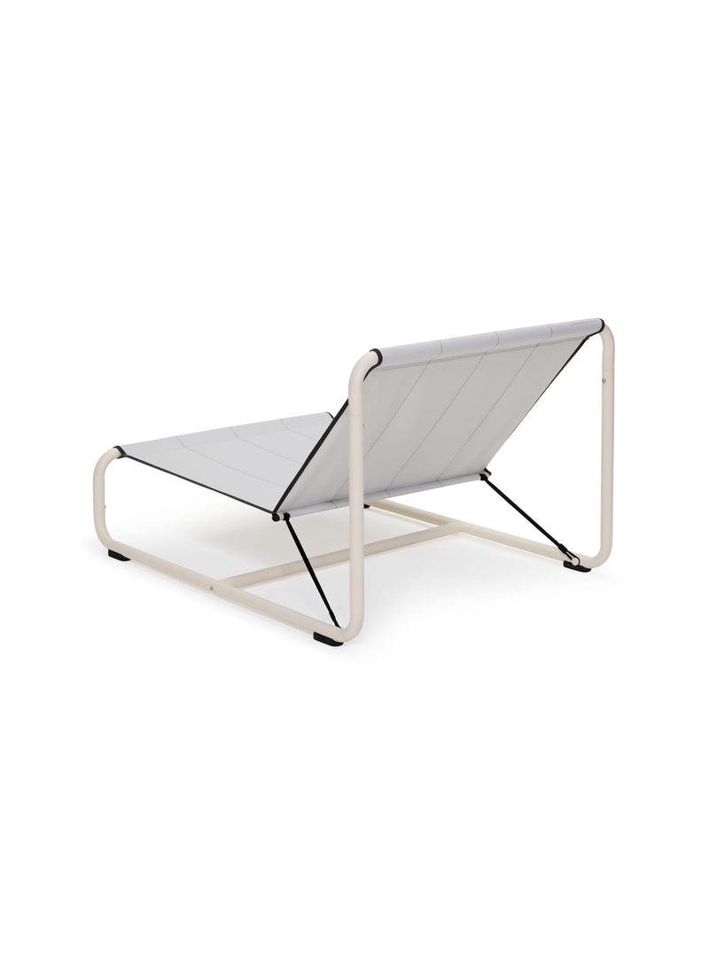 Des détails bien pensés comme le système de tension, les patins protecteurs et les surpiqûres contrastantes rehaussent l’expérience.