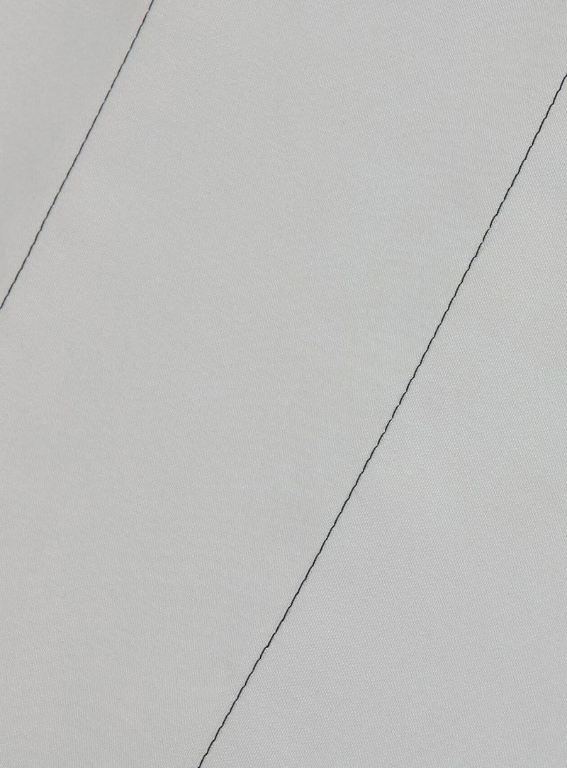 Housse tendue en polyester (whipped cream) pour un pouf bien en forme et soutenant.