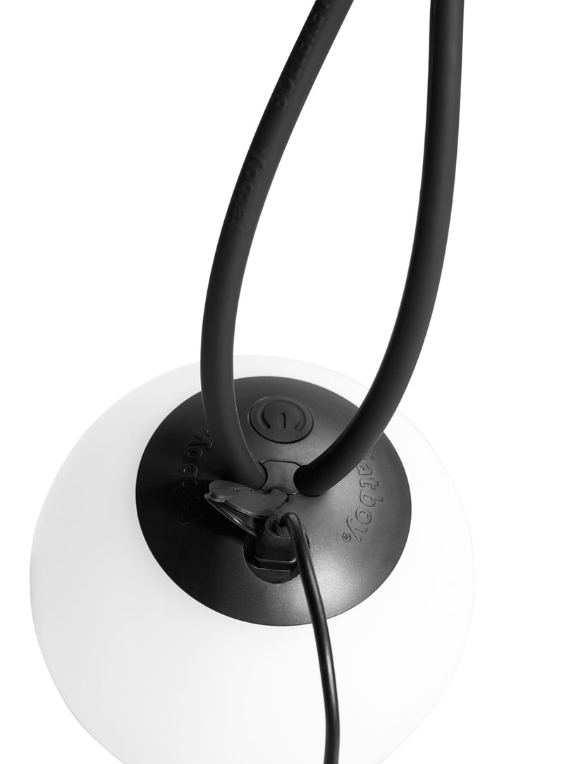 Détail de la boucle en silicone de la Bolleke la Surprise de Fatboy, suspendue à l’extérieur.