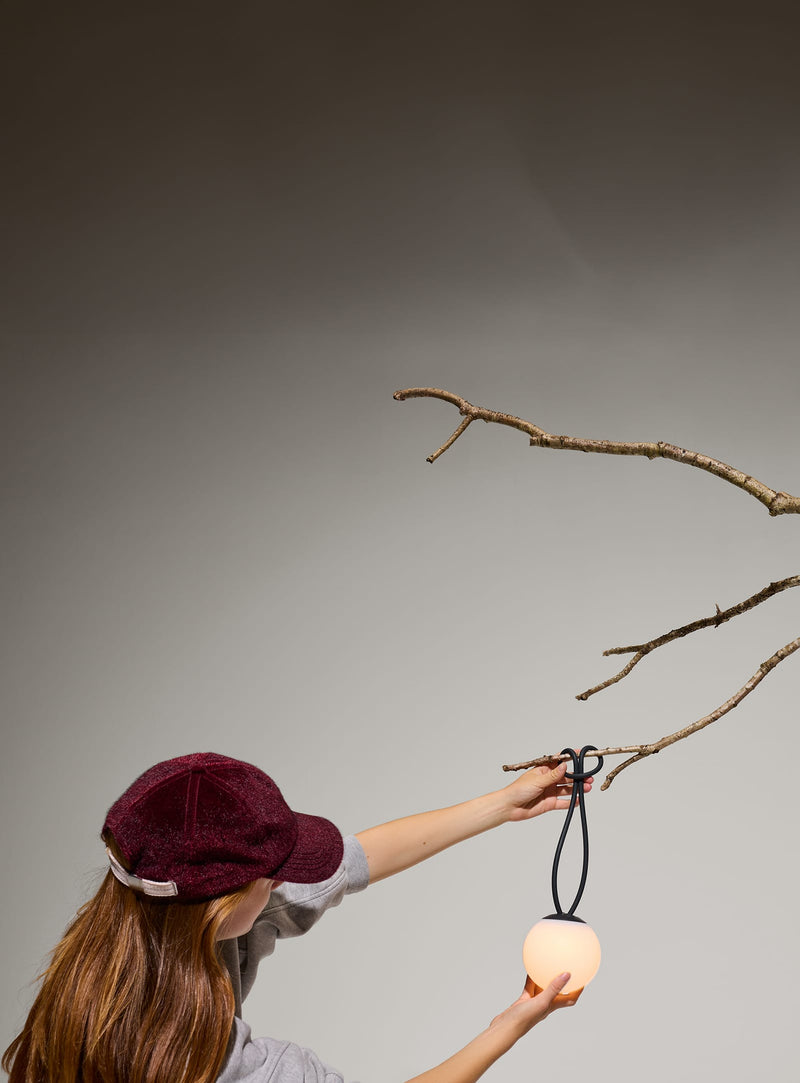 Bolleke Mini de Fatboy utilisée comme lampe décorative sur une branche d&