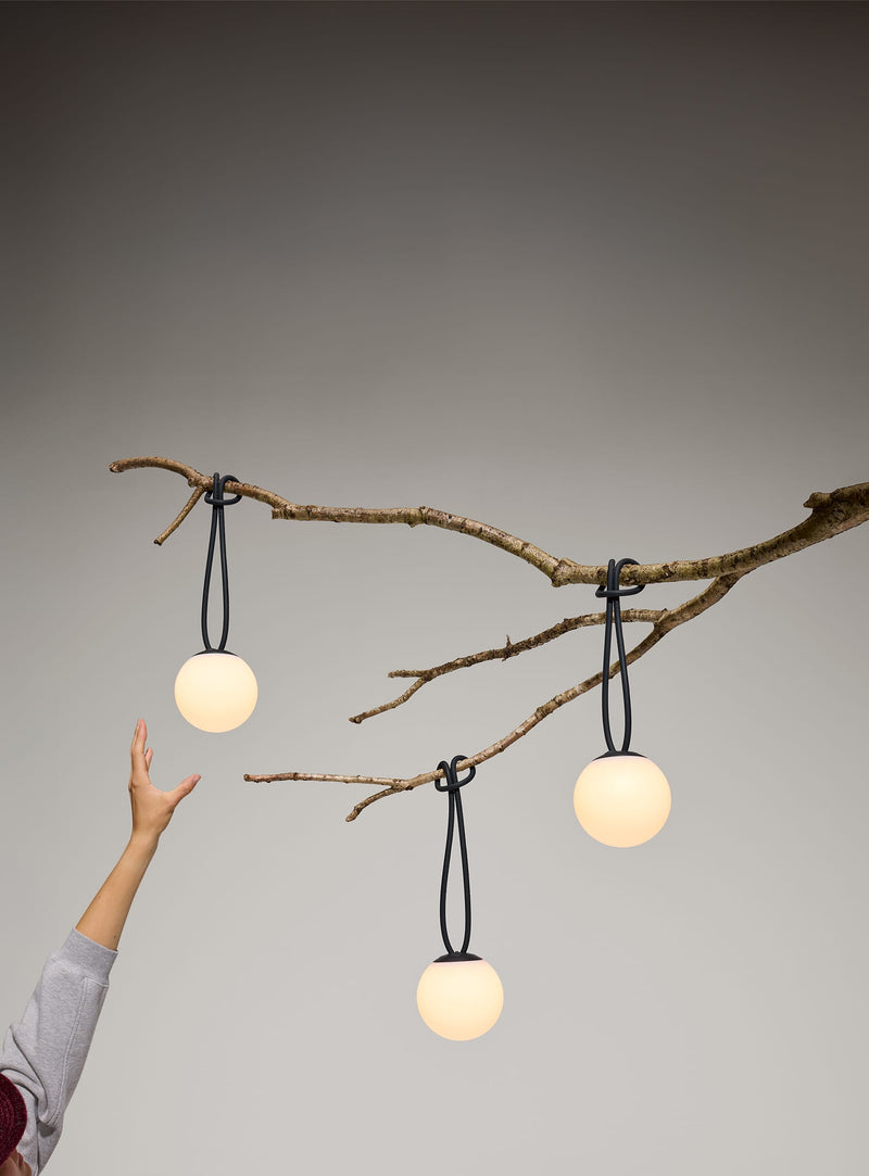 Créez l’ambiance parfaite avec ce set de 3 lampes Bolleke Mini : sans fil, dimmables et prêtes à briller jusqu’à 24h.