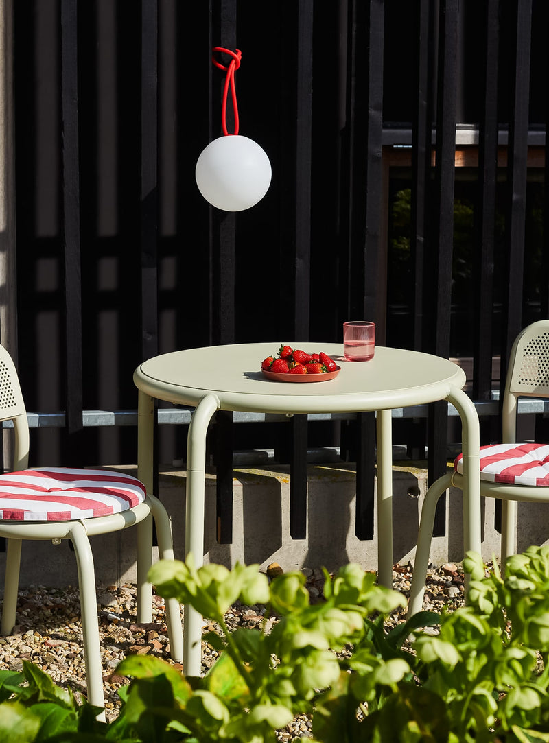 Lampe LED Bolleke Fatboy : design sphérique moderne, idéale pour suspendre dans des jardins ou salons au Canada.