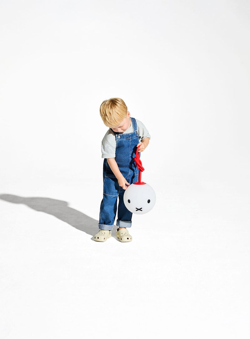 Lueur chaleureuse de la lampe Bolleke x Boris illuminant des moments familiaux joyeux.