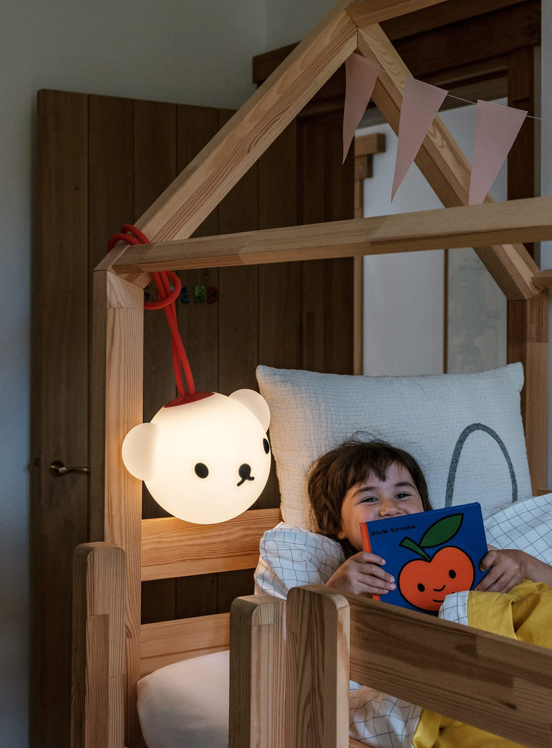 Lampe Bolleke x Boris suspendue dans une chambre d’enfant, créant une ambiance douce et réconfortante.