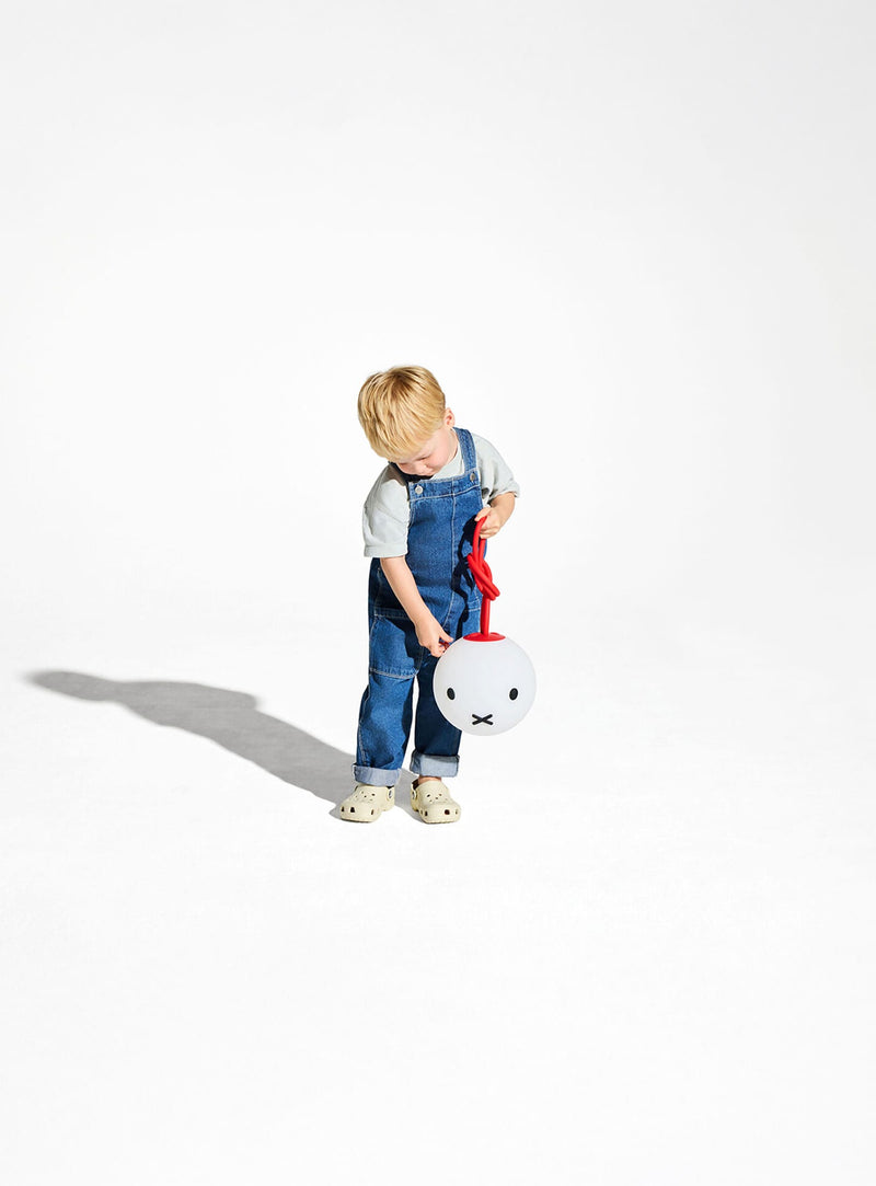 Lampe Bolleke x Miffy diffusant une lumière douce dans une chambre d’enfant.