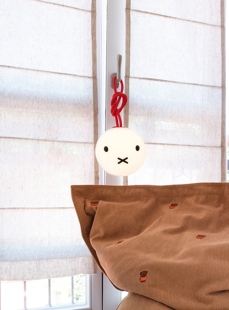 Lampe Bolleke x Miffy suspendue dans une salle de jeux lumineuse, ajoutant confort et charme de Miffy.