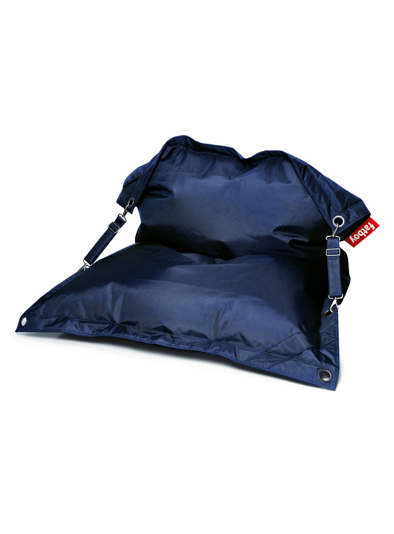 Pouf Buggle-Up bleu foncé Fatboy : siège transformable intérieur/extérieur, hydrofuge et anti-taches, parfait pour une ou deux personnes."