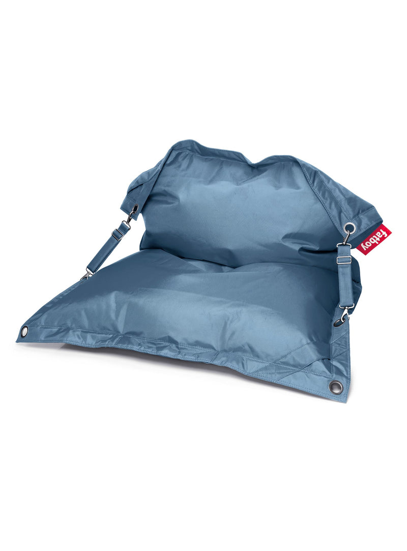 Pouf Buggle-Up bleu jeans Fatboy : siège transformable intérieur/extérieur, hydrofuge et anti-taches, parfait pour une ou deux personnes."