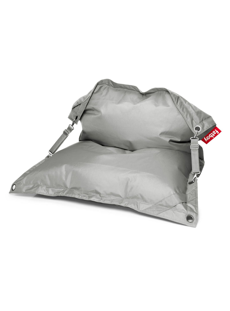 Pouf Buggle-Up gris clair Fatboy : siège transformable intérieur/extérieur, hydrofuge et anti-taches, parfait pour une ou deux personnes."