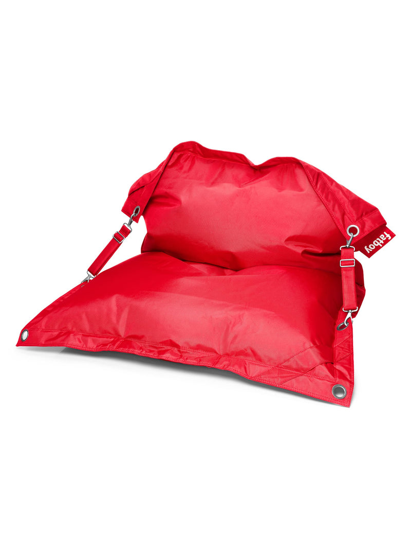 Pouf Buggle-Up rouge Fatboy : siège transformable intérieur/extérieur, hydrofuge et anti-taches, parfait pour une ou deux personnes."