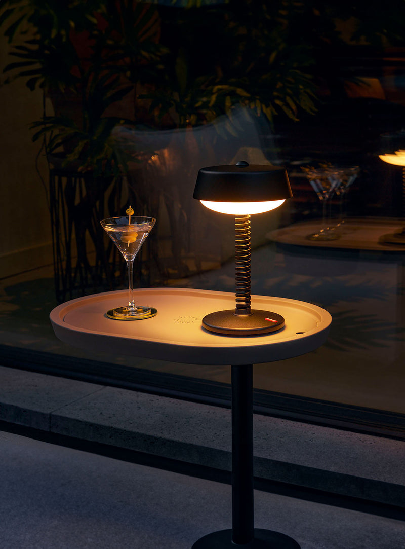 Bellboy de Fatboy : lampe de table moderne, en aluminium revêtu, idéale pour éclairer chambres, bureaux et terrasses au Canada.
