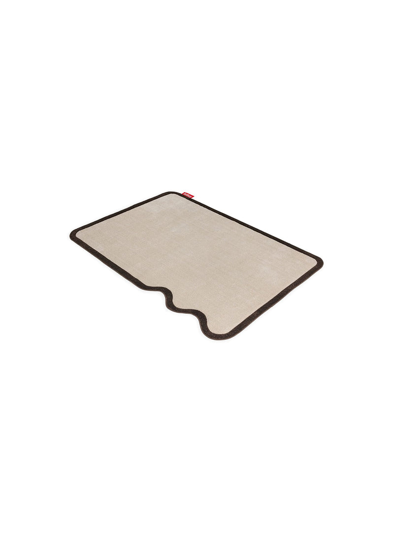 Tapis en polypropylène durable avec finition sculptée, idéal pour la chambre, le coin lecture ou l’espace détente.