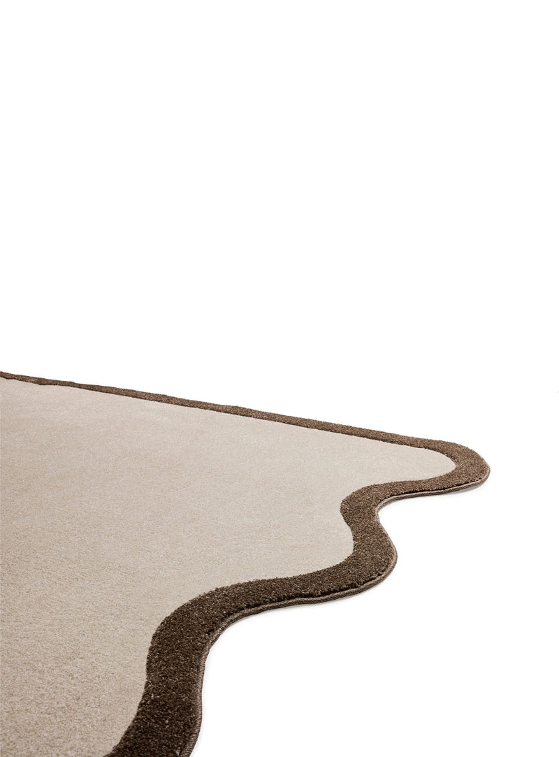 Finition sculptée à la main et relief subtil sur les bordures pour une texture riche et un détail visuel raffiné.