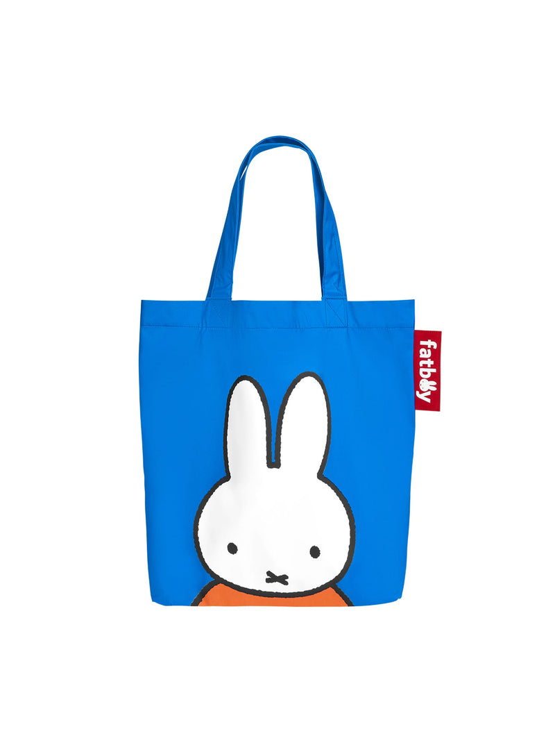 Sac Carry-All-Bag x Miffy de Fatboy en coton bleu avec imprimé Miffy et étiquette rouge Fatboy, durable et stylé.