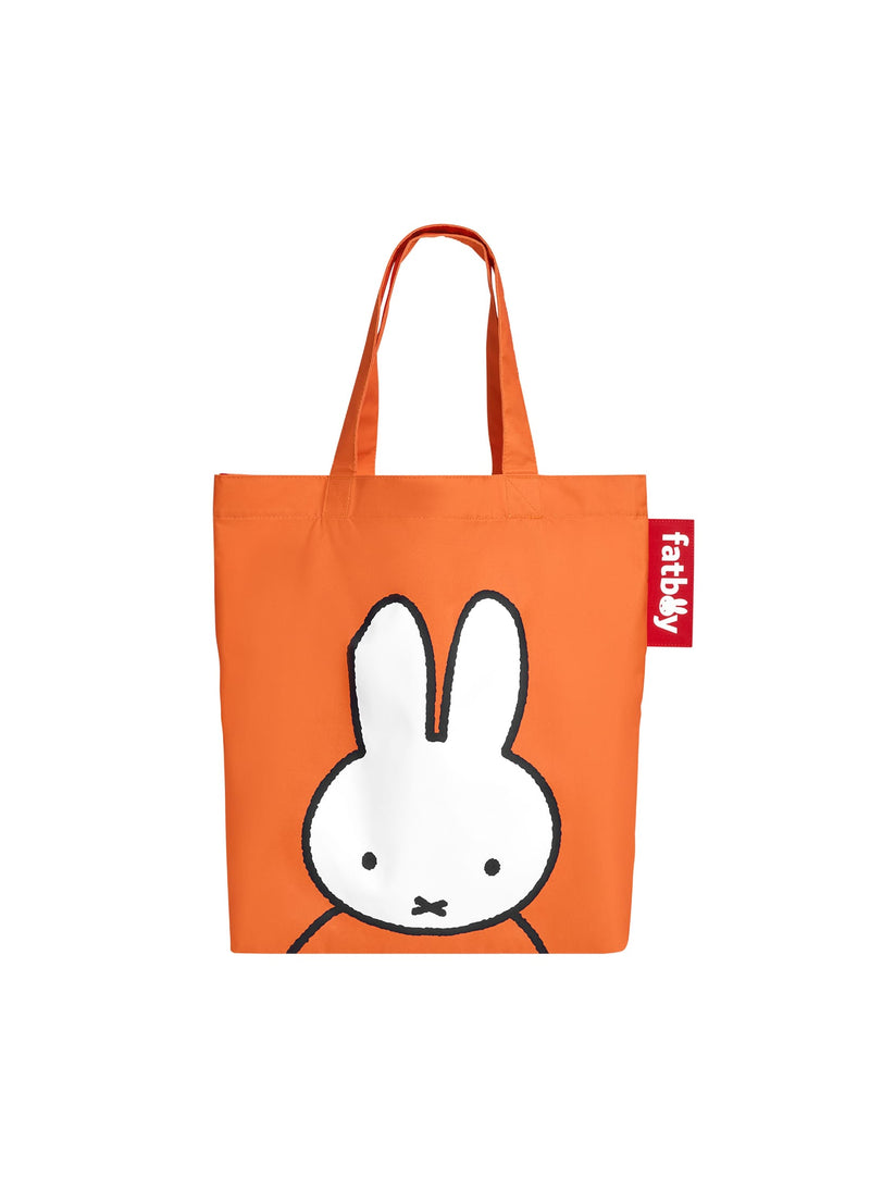 Sac Carry-All-Bag x Miffy de Fatboy en coton orange avec imprimé Miffy et étiquette rouge Fatboy, durable et stylé.