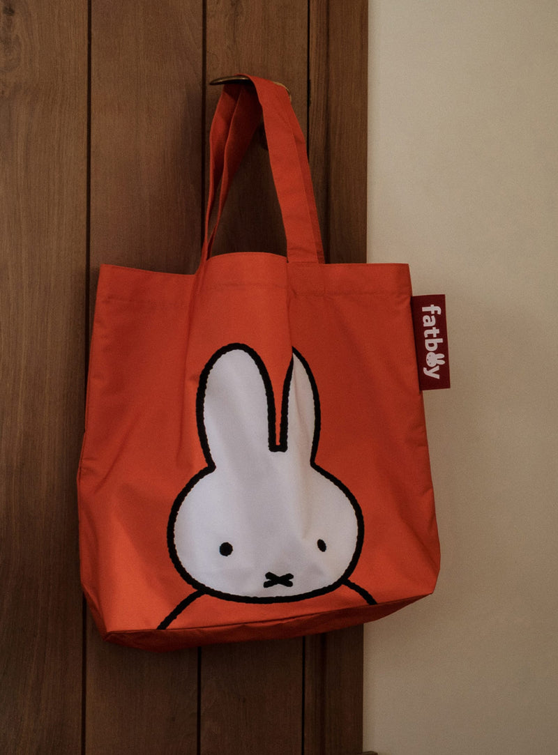 Sac Carry-All-Bag x Miffy de Fatboy pour la plage, les courses ou les escapades de fin de semaine.