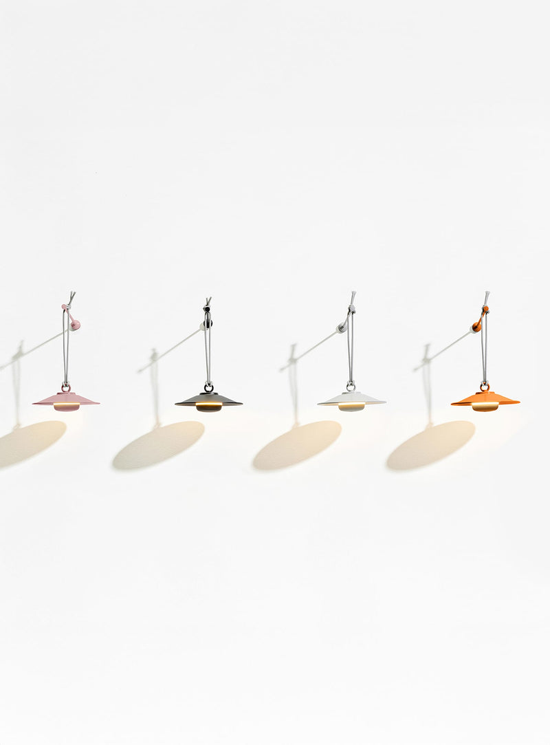 Chap-O revisite la lampe suspendue classique dans un format compact et moderne, idéale pour la maison, le balcon ou le jardin.