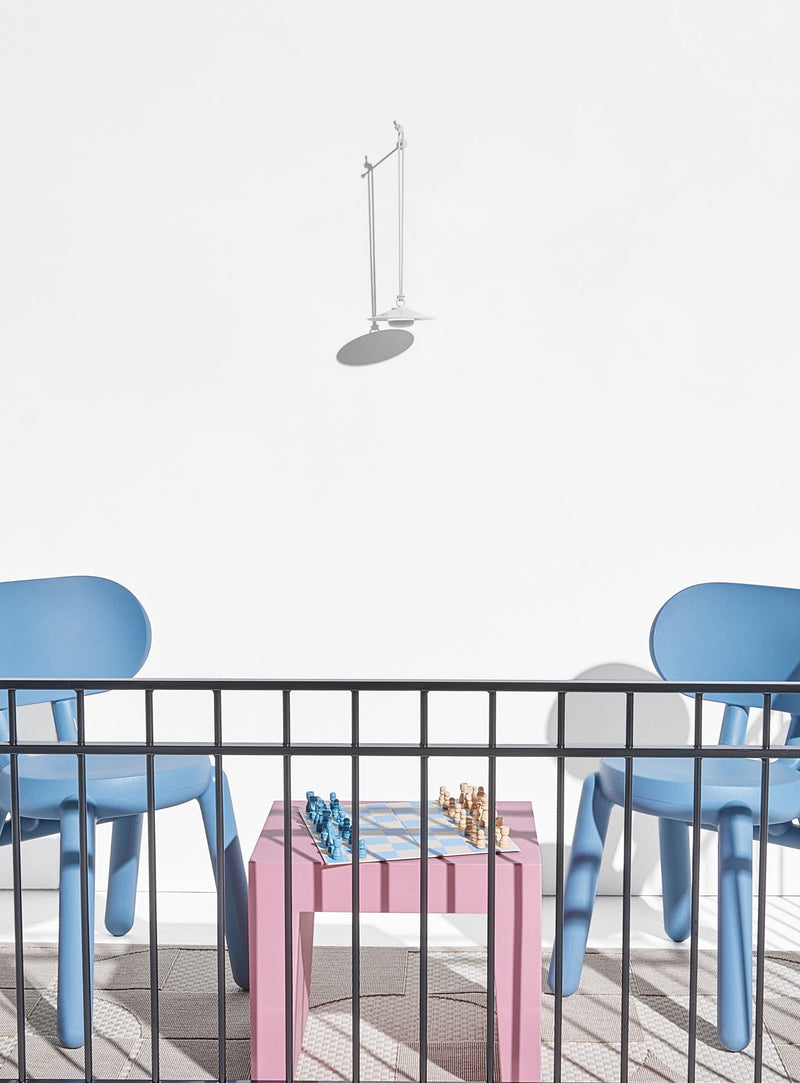 Éclairage flexible avec la lampe Chap-O de Fatboy, adaptée aux murs, clôtures ou suspendue, pour les maisons et jardins canadiens.