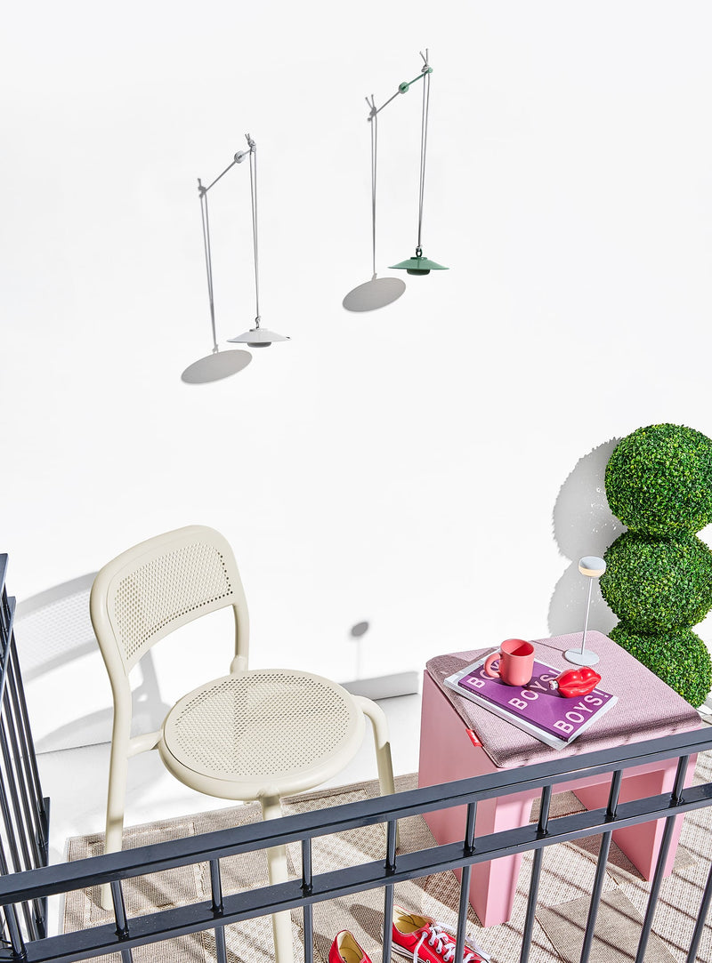 Lampe LED suspendue Chap-O, parfaite pour éclairer vos soirées de jardin ou créer une ambiance chaleureuse dans votre salon au Canada.