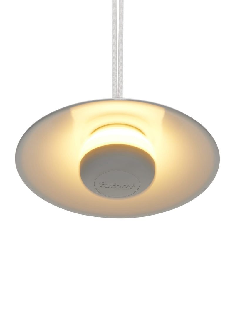 Son module LED magnétique s’active d’un bouton, ajuste la luminosité facilement et mémorise votre réglage préféré.