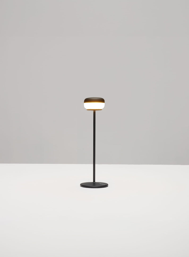 Lampe Cheerio Fatboy : en acier inoxydable revêtu, résistante et durable, parfaite pour un éclairage flexible au Canada.
