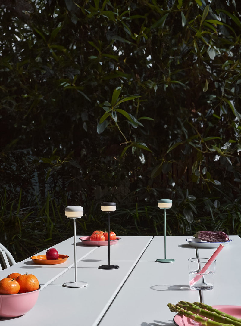 Fatboy Cheerio : lampe LED avec base en acier, réglage de luminosité et batterie longue durée, idéale pour un usage polyvalent au Canada.