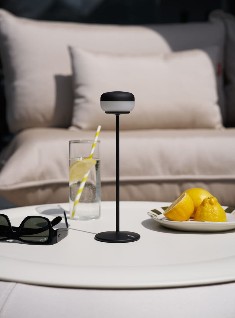 Lampe de table Cheerio de Fatboy : design sans fil élégant, base en acier robuste, parfaite pour éclairer vos espaces intérieurs et extérieurs au Canada.