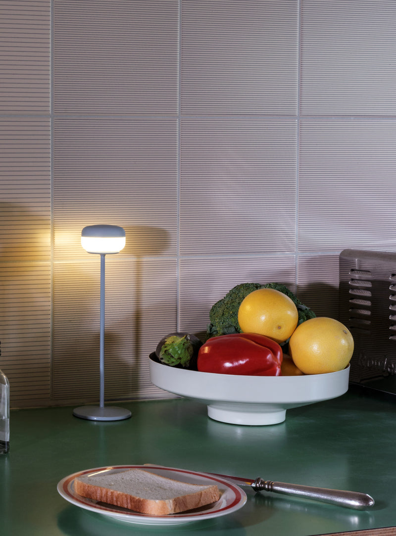 Fatboy Cheerio : lampe LED rechargeable et élégante, avec variateur de luminosité, parfaite pour tables et balcons canadiens.