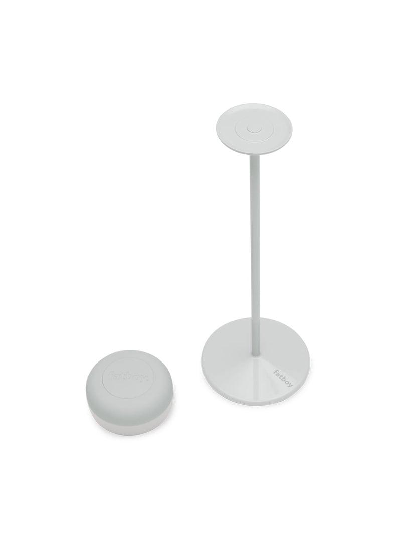 Idéale pour les soupers et soirées prolongées, Cheerio apporte une lumière douce et modulable à toutes les tables.