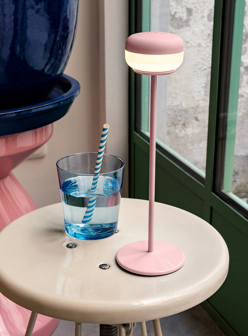 Cheerio est une lampe de table en métal sans fil qui crée une ambiance raffinée, à l’intérieur comme à l’extérieur.