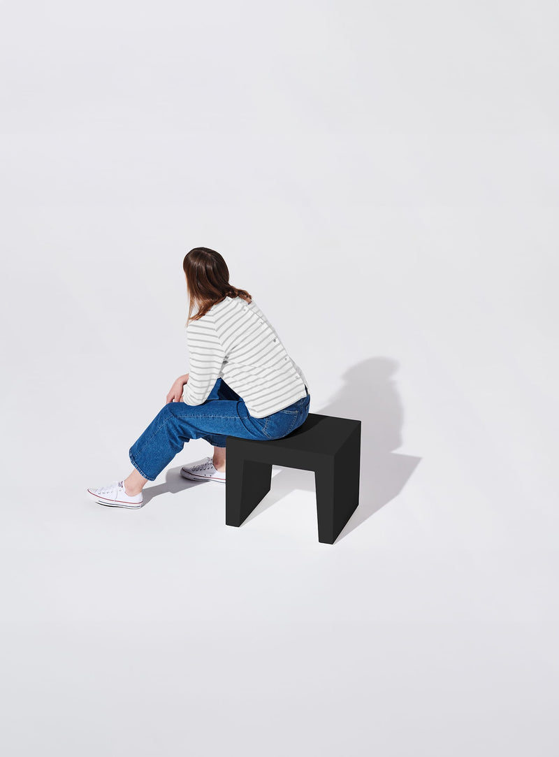Concrete Seat de Fatboy : tabouret fonctionnel et chic, avec coussin en option, adapté aux décors modernes et aux conditions canadiennes.