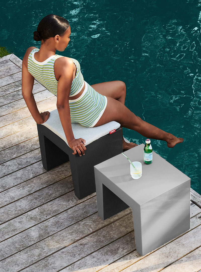 Tabouret Concrete Seat Fatboy : design façon béton, plastique durable, parfait comme table ou marchepied pour jardins et salons canadiens.
