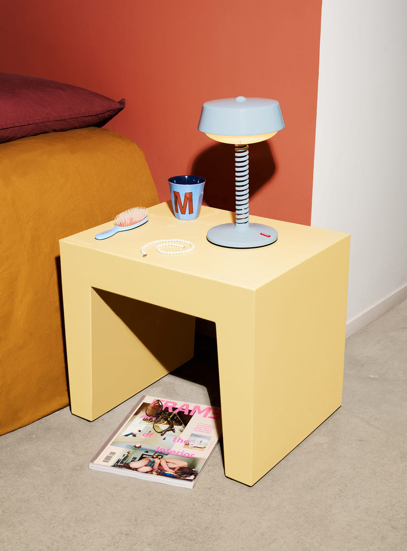 Fatboy Concrete Seat : table et tabouret multifonction, résistant aux intempéries, pratique pour patios et espaces de vie modernes au Canada.