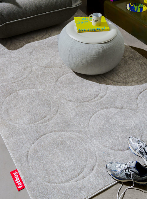 Dot Carpet de Fatboy : tapis design 160x230 cm, motifs circulaires ludiques, parfait pour les intérieurs modernes canadiens.