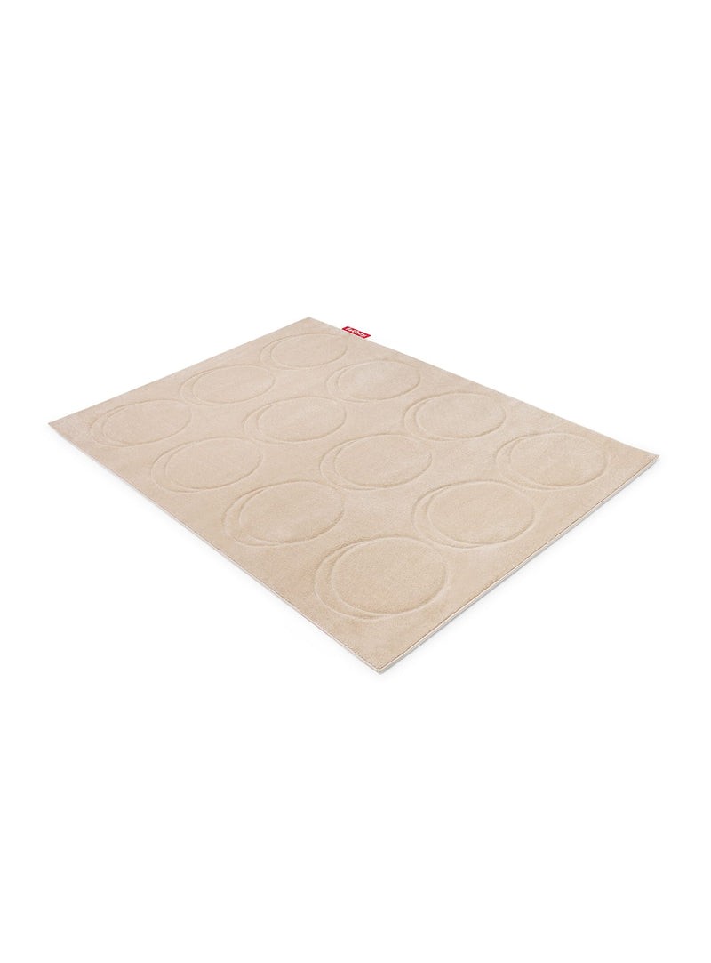 Tapis Fatboy Dot Carpet : allie élégance et confort pour transformer vos espaces intérieurs canadiens avec style et fonctionnalité.