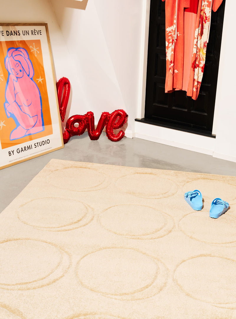 Fatboy Dot Carpet : tapis élégant en poils cisaillés à la main, apporte confort et style à tout espace de vie au Canada.