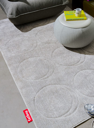 Dot Carpet, le tapis de luxe pour intérieur, ajoutant élégance et confort avec des pois amusants et une texture douce.
