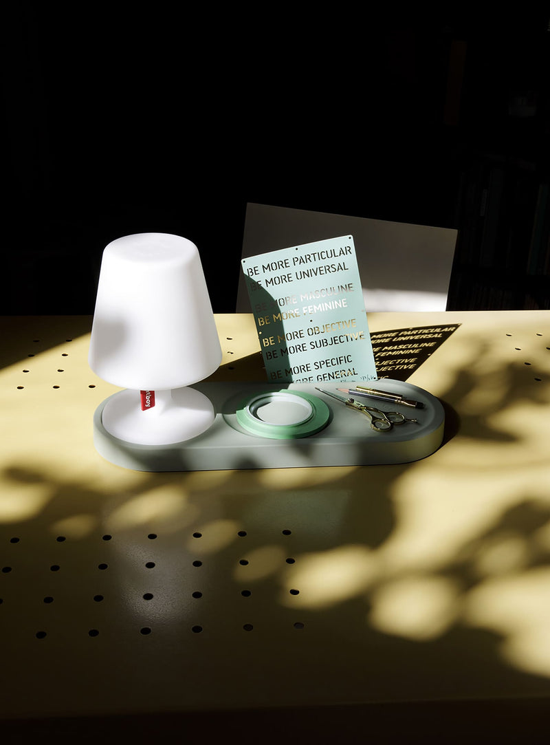 Edison The Petit avec The Residence : lampe LED élégante et plateau multifonctionnel pour organiser et illuminer vos espaces au Canada.