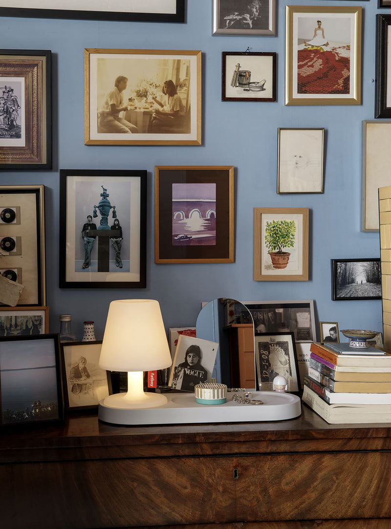 Fatboy Edison The Petit et The Residence : plateau design avec rangement intégré, parfait pour vos objets essentiels et votre éclairage LED.