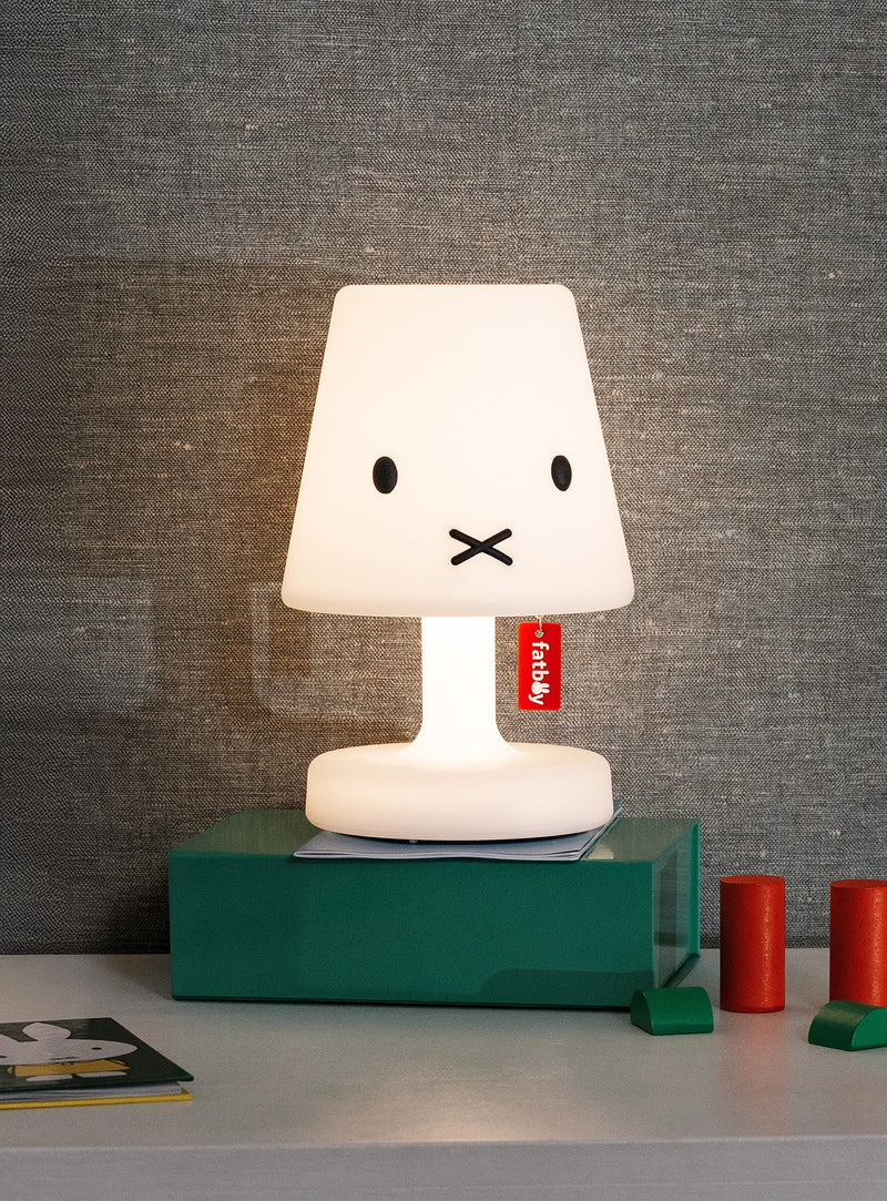 Edison x Miffy est une lampe sans fil avec lumière chaude, dimmable et design ludique pour une ambiance chaleureuse.