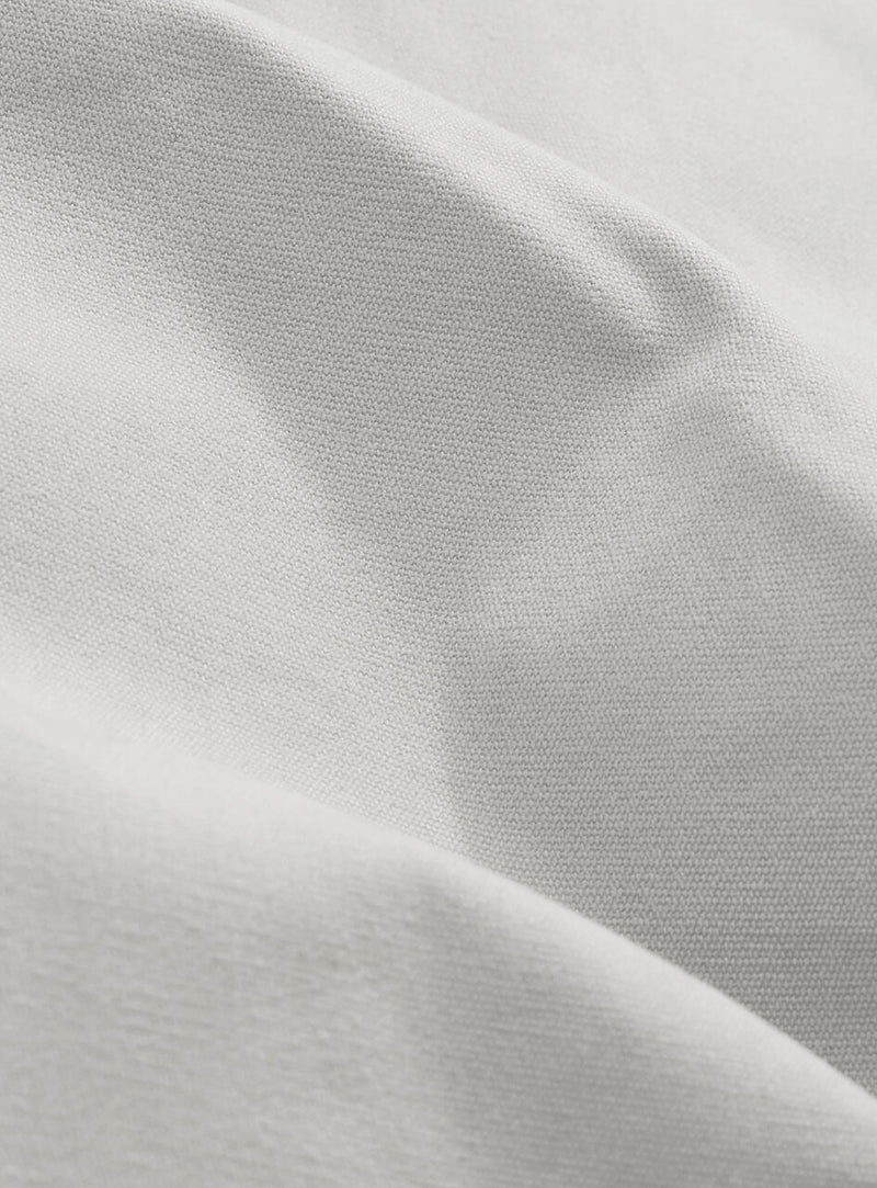 Gros plan sur le tissu Canvas en cool grey, mettant en valeur son tissage texturé et sa finition en polyester recyclé résistante.