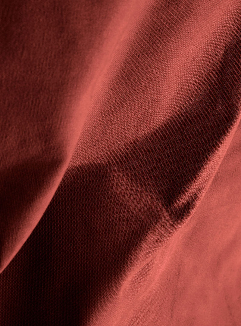 Gros plan sur le tissu Canvas en rouge merlot, mettant en valeur son tissage texturé et sa finition en polyester recyclé résistante.