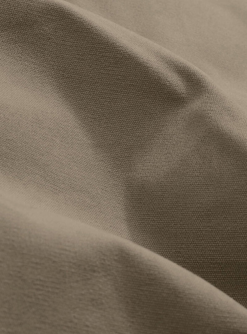 Gros plan sur le tissu Canvas en taupe grey, mettant en valeur son tissage texturé et sa finition en polyester recyclé résistante.