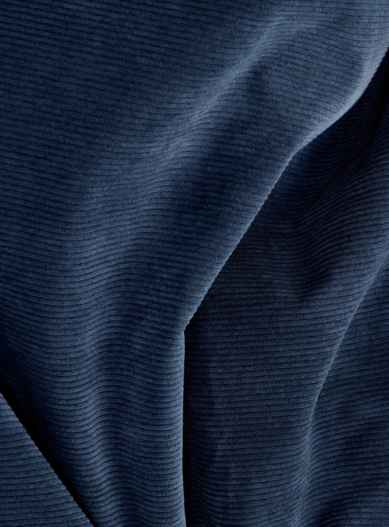 Tissu Cord recyclé bleu foncé de Fatboy : doux, côtelé et durable, fabriqué en polyester recyclé, idéal pour un usage intensif en intérieur.