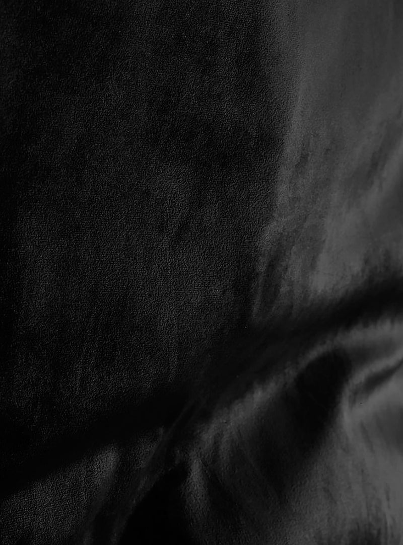 Tissu velours noir de Fatboy : doux, résistant et facile à nettoyer, idéal pour usage intérieur intensif et durable.