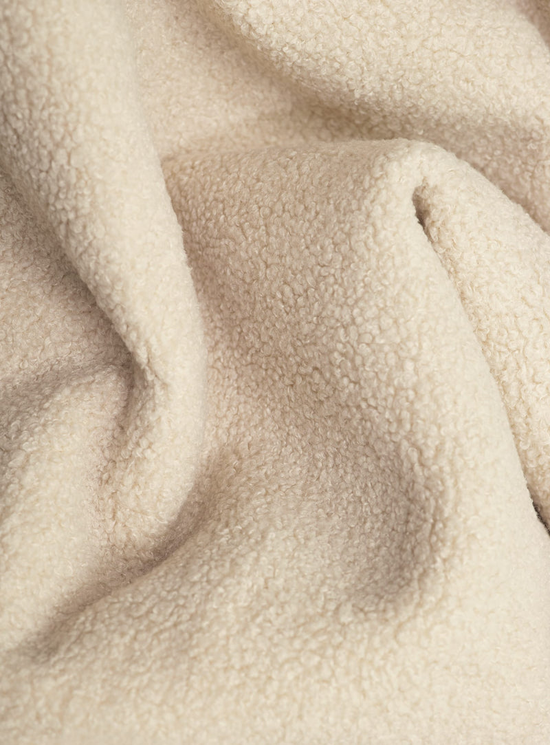 Tissu sherpa écru de Fatboy : doux et résistant, aspect shearling, lavable en machine, idéal pour usage intensif en intérieur.