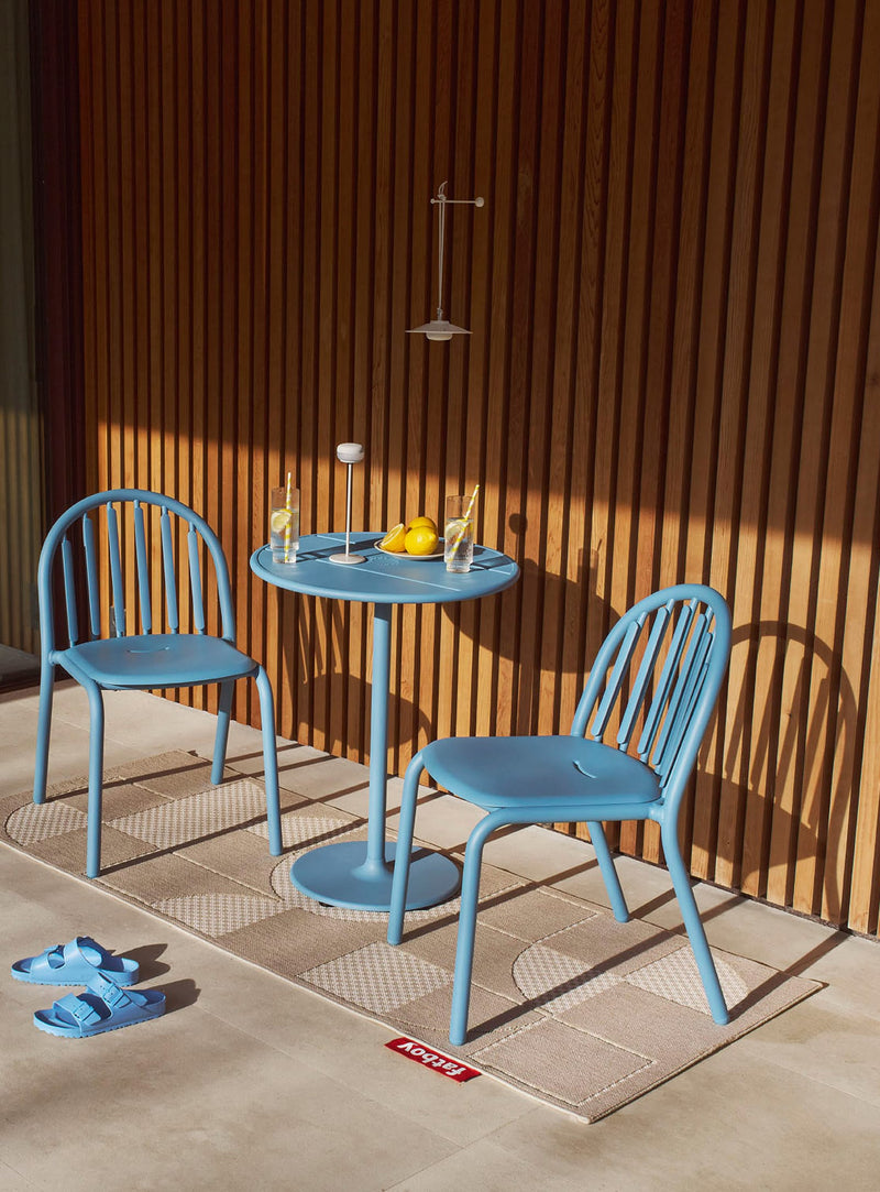 Ensemble Bistro Fred sur un balcon offrant un design compact et contemporain qui améliore même les plus petits espaces extérieurs avec élégance.